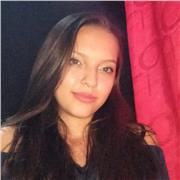 Estudiante de licenciatura imparte clase a todos los niños